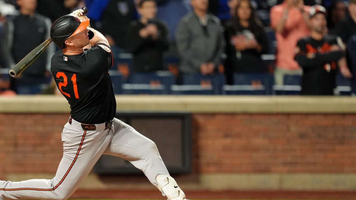 Pete Alonso celebrando su jonrón 300 en Citi Field con uniforme de los Baltimore Orioles ante fanáticos de los Mets