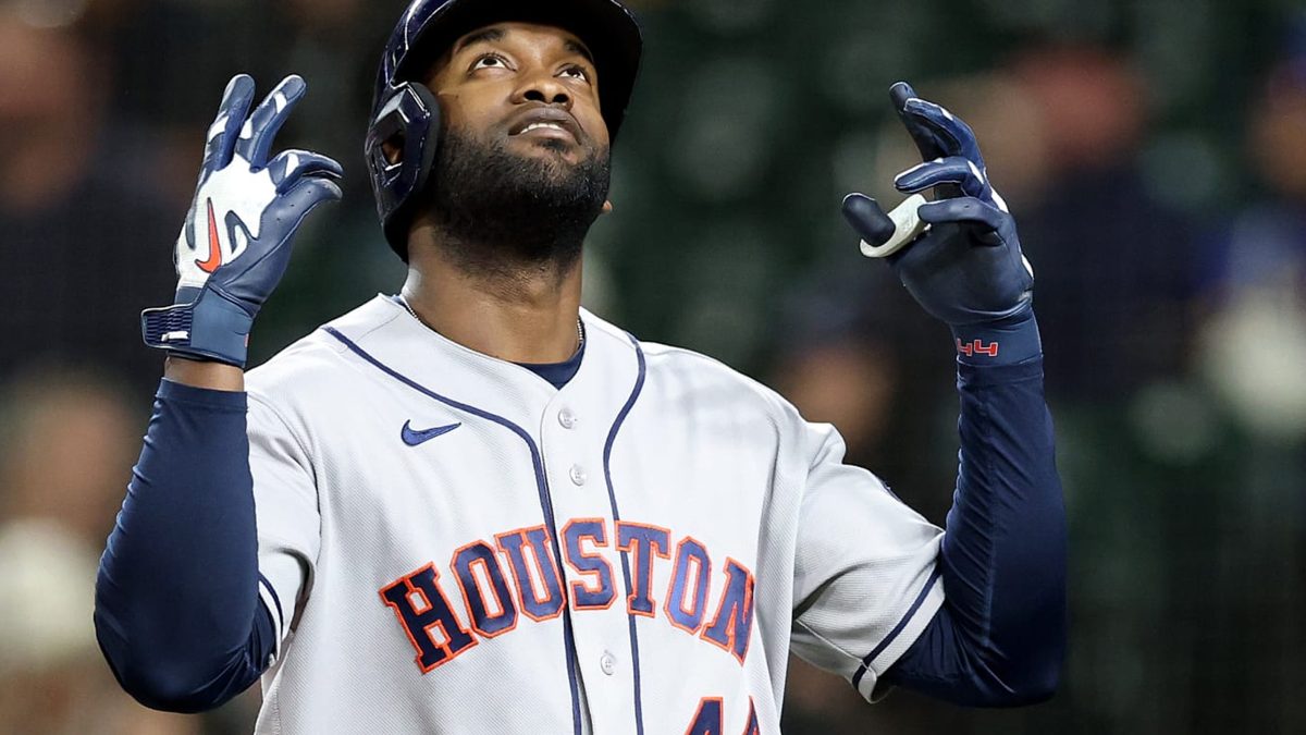 Yordan Álvarez celebra su jonrón número 41 de la temporada durante el juego de los Astros ante los Mariners en T-Mobile Park