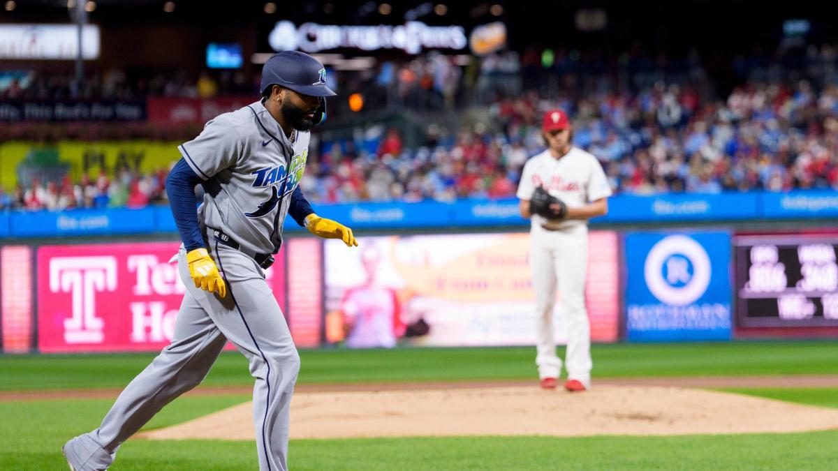 Junior Caminero celebra su jonrón número 42 de la temporada durante el juego entre Tampa Bay Rays y Philadelphia Phillies