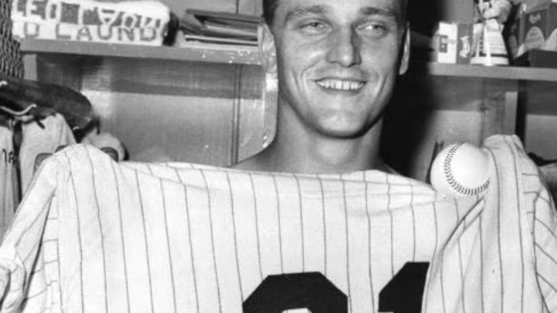 Roger Maris celebra tras conectar su jonrón 61 en el Yankee Stadium el 1 de octubre de 1961