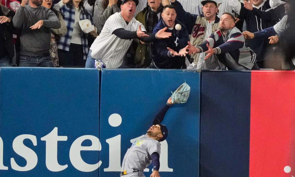 Anthony Volpe observa el vuelo de su batazo en el Yankee Stadium durante la serie divisional ante los Rays de Tampa Bay