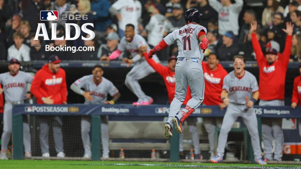 José Ramírez celebra su jonrón de dos carreras en el Juego 4 de la ALDS ante los Medias Blancas en Rate Field