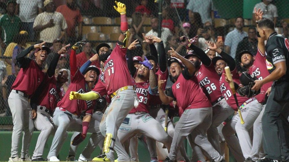 Marcell Ozuna celebrando su jonrón con bases llenas con los Gigantes del Cibao en el estadio Julián Javier