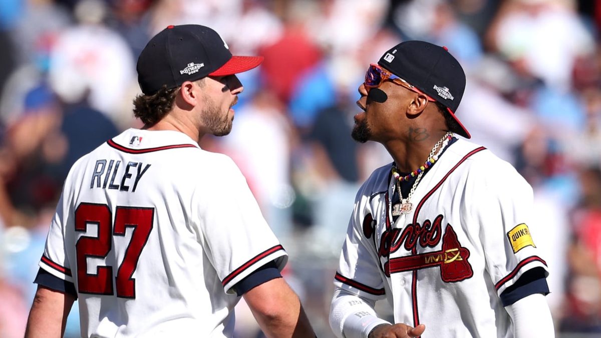 Austin Riley celebra su jonrón de tres carreras ante los Phillies en el Truist Park durante el Juego 1 de la Serie de Comodín NL 2026