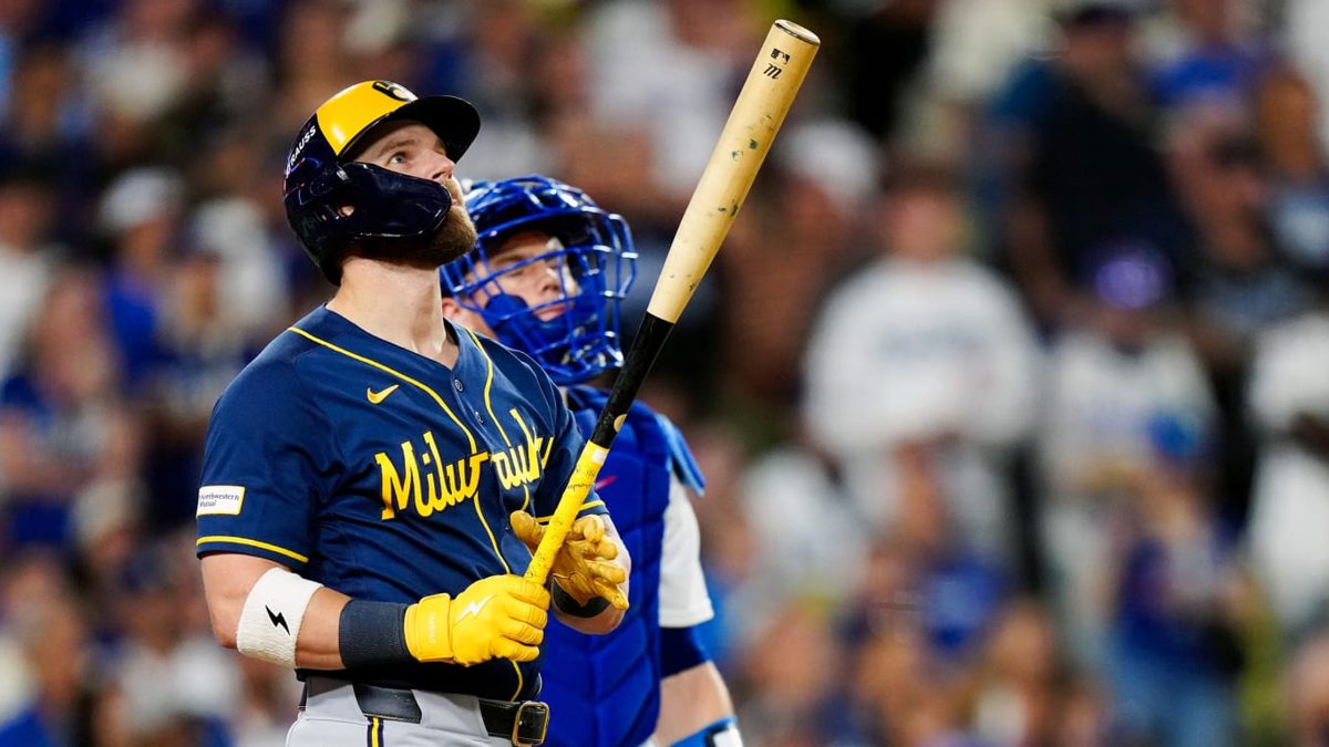 Jake Bauers celebra su jonrón de go-ahead en el séptimo inning del Juego 3 del NLCS ante los Dodgers