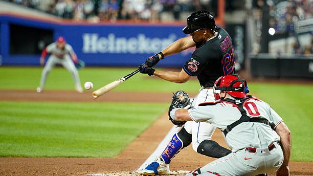 Juan Soto celebra su jonrón de tres carreras en el estadio de los Mets frente a los Filis de Filadelfia