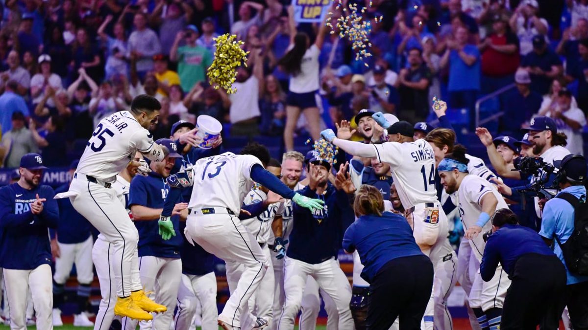 Junior Caminero celebra su jonrón de oro en el noveno inning ante los Atléticos en el Tropicana Field