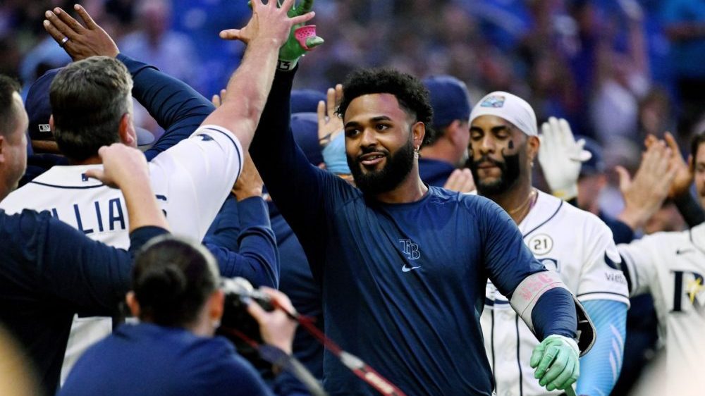 Junior Caminero celebra su jonrón de oro en el Tropicana Field durante el juego entre Rays y Atléticos