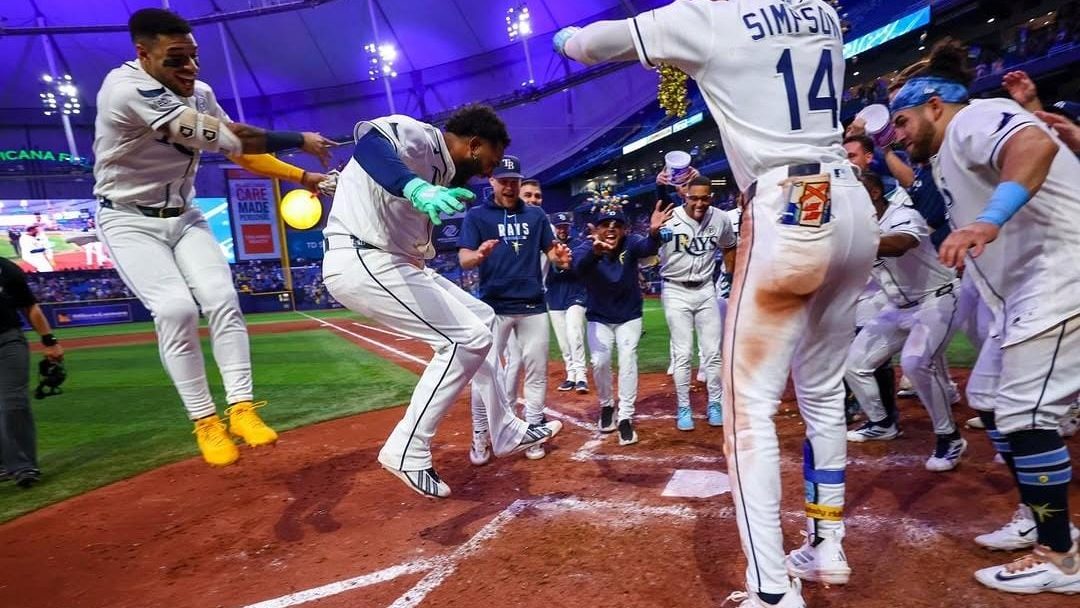 Junior Caminero celebra su jonrón de oro en el Tropicana Field ante los Atléticos de Oakland