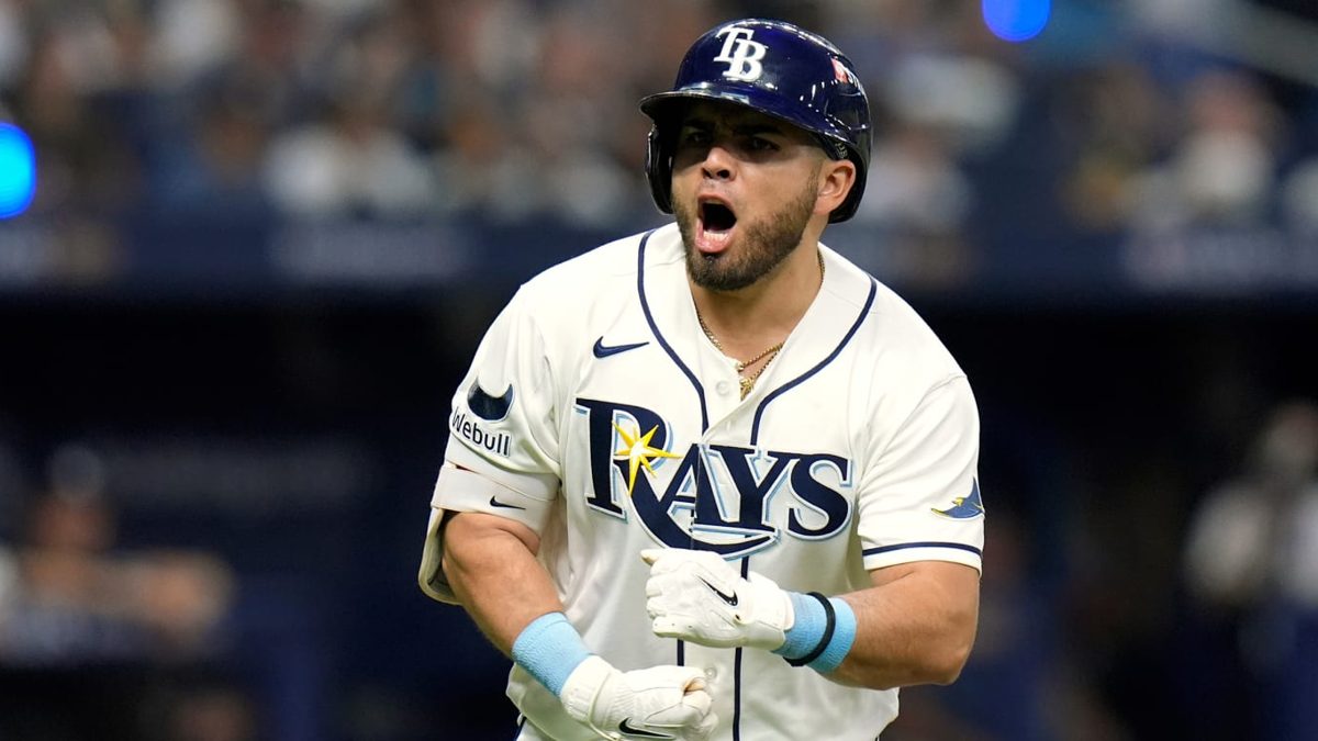 Jonathan Aranda, primera base de los Rays de Tampa Bay, celebra su jonrón ante los Yankees en el Juego 1 de la Serie Divisional