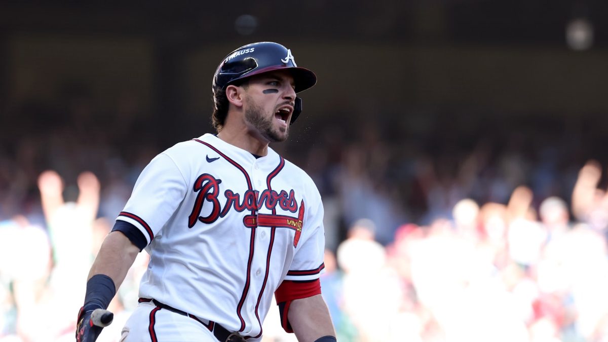 Austin Riley celebra con sus compañeros tras conectar jonrón de tres carreras ante Jhoan Durán en el Truist Park