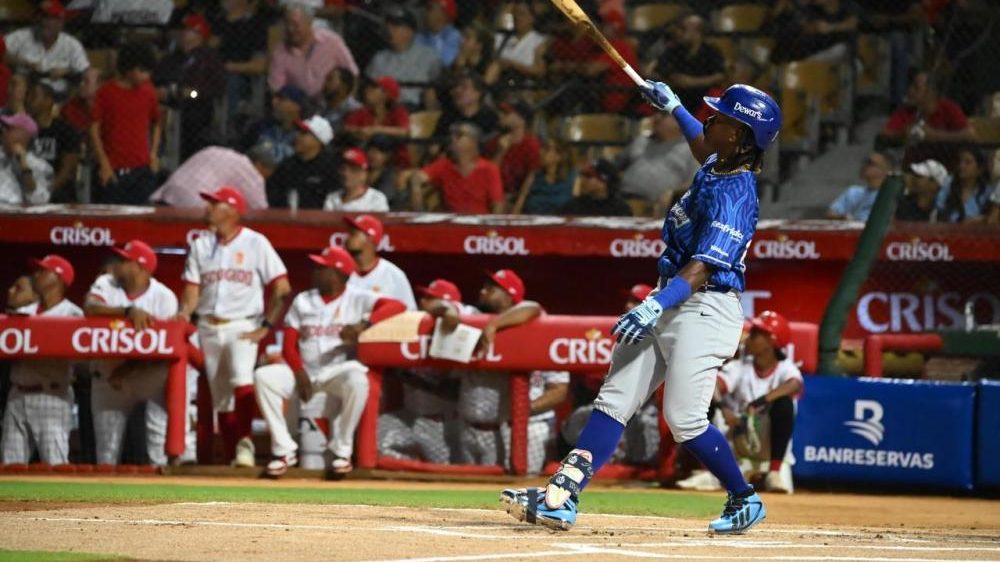 Jesús Madé celebra su jonrón debut en el Estadio Quisqueya Juan Marichal con los Tigres del Licey