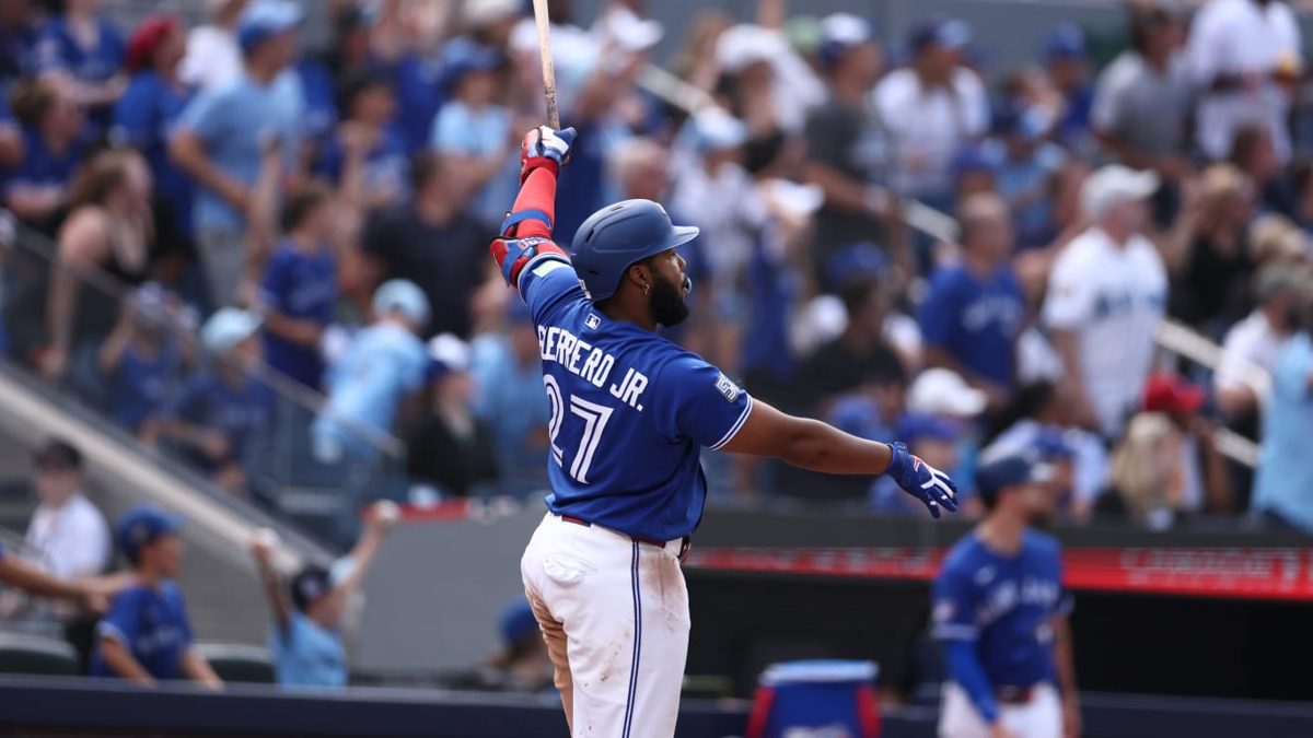Vladimir Guerrero Jr. parado en el plato apuntando con el bate tras conectar jonrón en Rogers Centre ante los Orioles