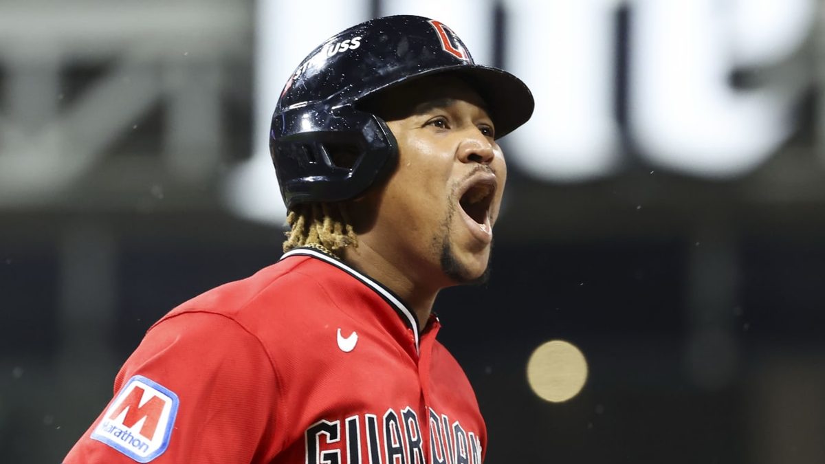 José Ramírez celebra su jonrón de dos carreras en el Juego 5 de la SDLA en Progressive Field