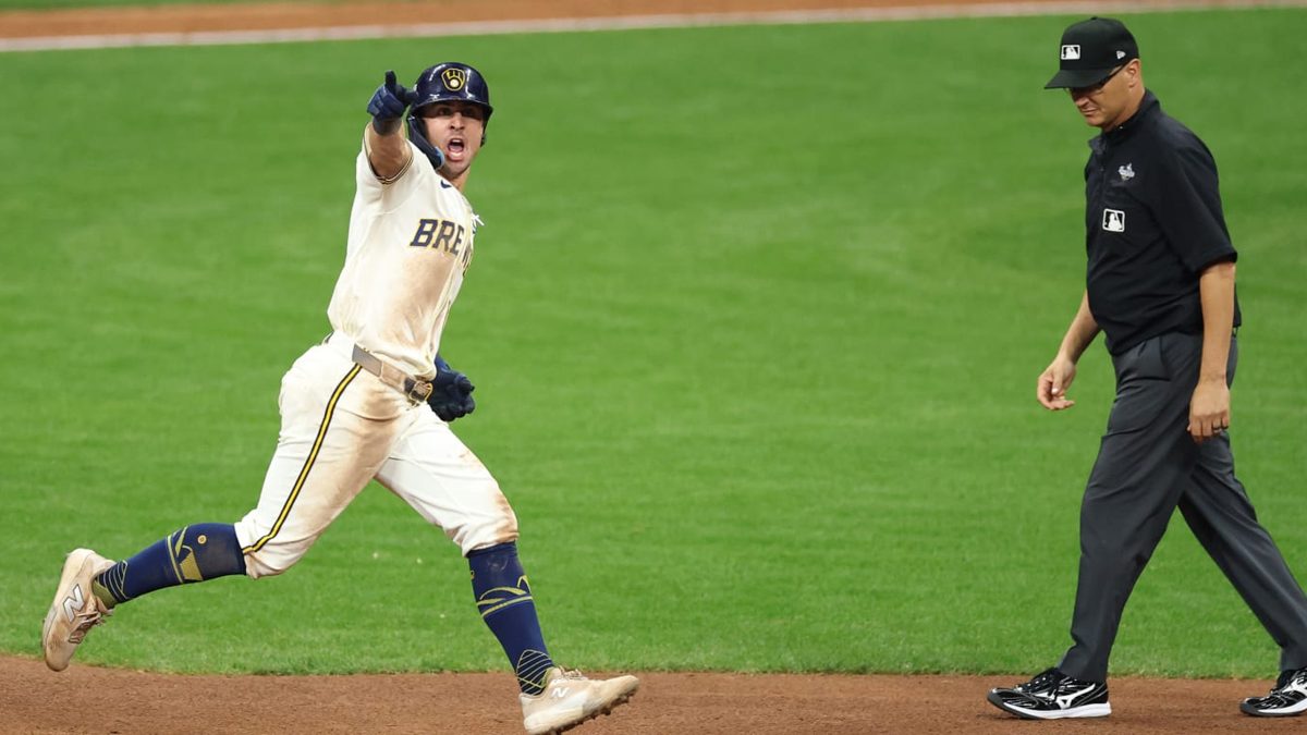 Sal Frelick celebra su jonrón para empatar la Serie Mundial en el American Family Field de Milwaukee