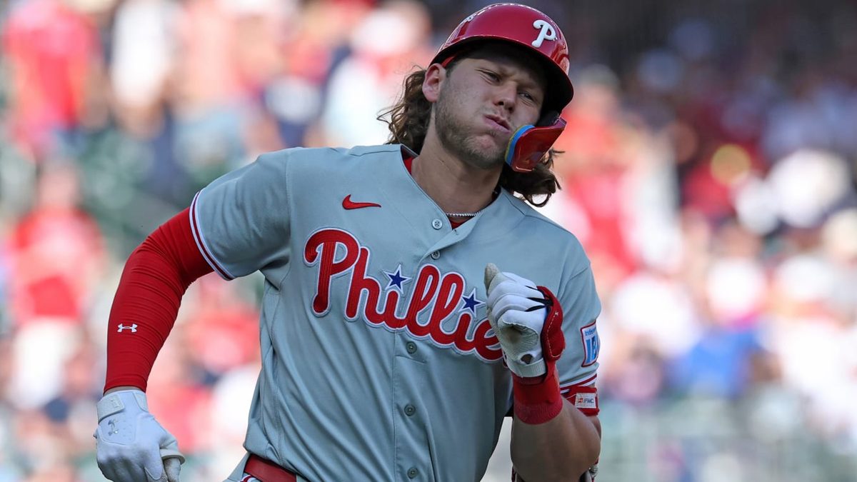 Bryce Harper celebra su jonrón ante los Bravos en el Truist Park durante el Juego 2 de la Serie del Comodín