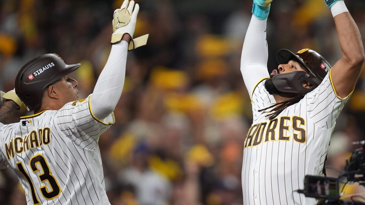 Fernando Tatis Jr. celebra jonrón en Petco Park durante el Juego 1 de la Serie del Comodín ante los Cachorros