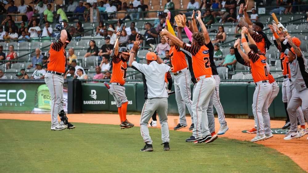 Francisco Urbáez celebra jonrón de dos carreras para los Toros del Este en el Estadio Tetelo Vargas