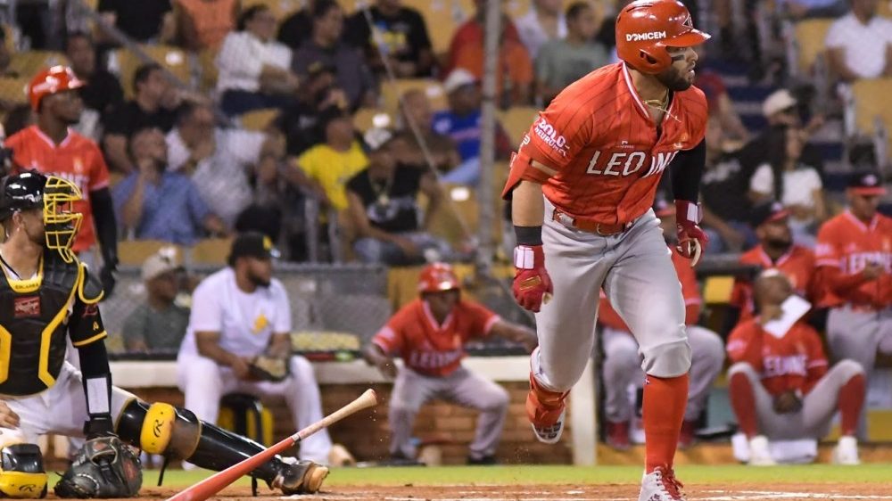 José Marmolejos de los Leones del Escogido celebrando tras conectar un hit en el estadio Cibao de Santiago