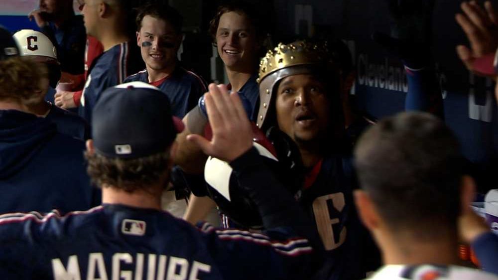 José Ramírez admirando su jonrón número 297 en Progressive Field durante el juego entre Guardianes y Atléticos