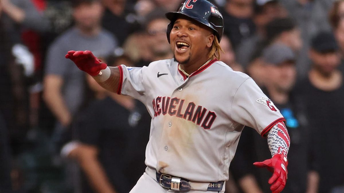 José Ramírez celebra tras anotar carrera en el Juego 3 de la ALDS 2026 entre los Guardians y los White Sox en Rate Field