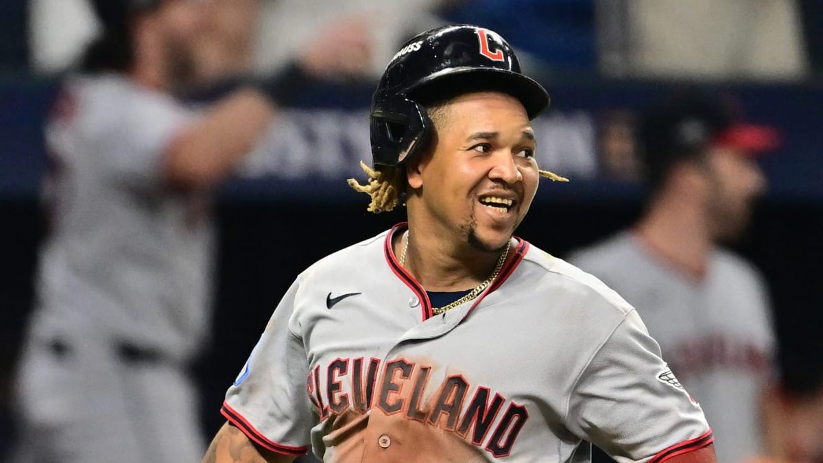 José Ramírez celebra en el dugout de los Guardianes de Cleveland durante el Juego 1 de la SCLA 2026