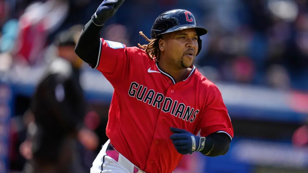 José Ramírez celebra su jonrón decisivo en el Progressive Field durante el juego 5 de la Serie Divisional ante Chicago