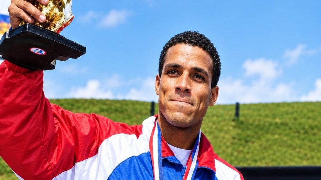 Boxeador Juan José Ubaldo Cabrera en posición de combate representando a República Dominicana