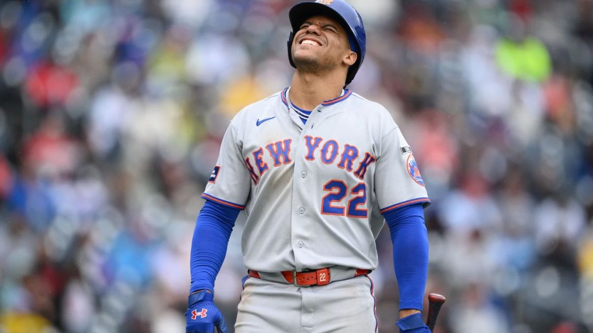 Juan Soto, jardinero de los Mets de Nueva York, sacudiendo la mano derecha tras recibir un pelotazo en el partido contra los Nacionales
