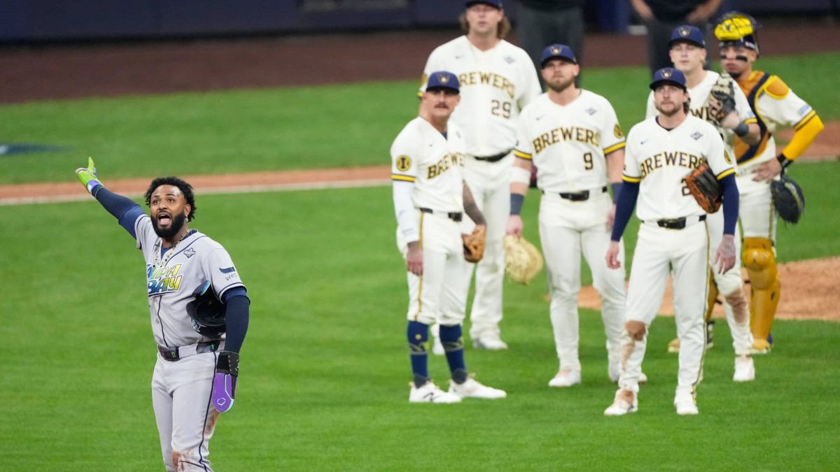 Trevor Megill en el montículo del American Family Field celebrando el último out del Juego 1 de la Serie Mundial entre Brewers y Rays