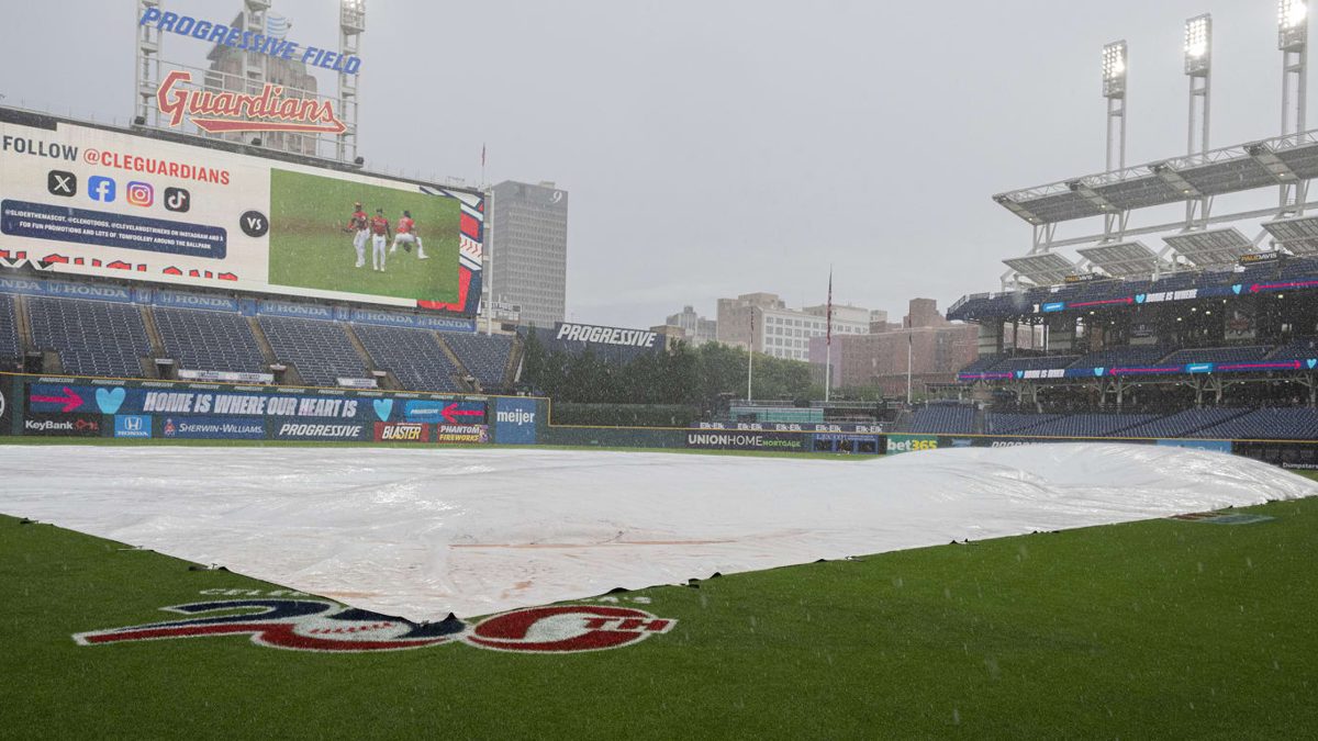 Estadio Progressive Field de Cleveland bajo la lluvia antes del Juego 4 de la SCLA entre Rays y Guardianes