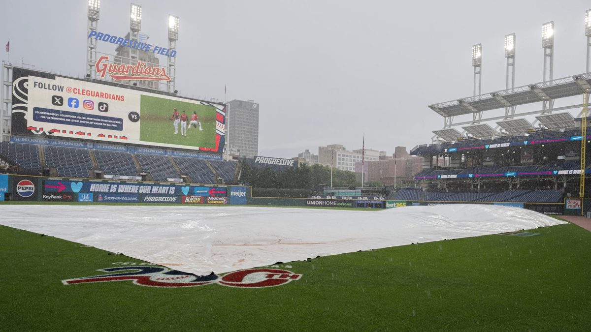 Estadio de los Cleveland Guardianes bajo la lluvia antes del inicio del Juego 4 de la SCLA