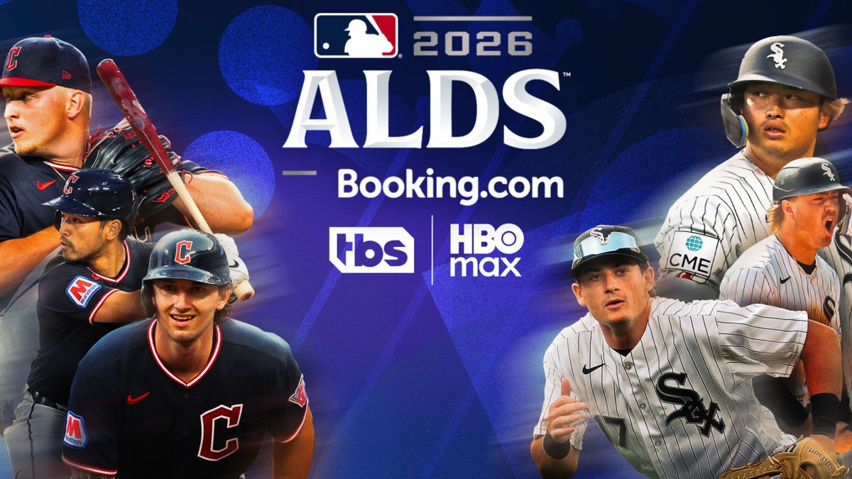 Parker Messick lanzando desde el montículo en el Rate Field de Chicago durante la Serie Divisional de la Liga Americana
