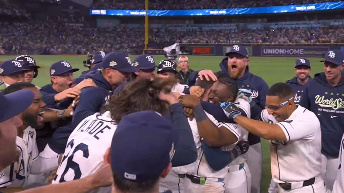 Ben Williamson celebra el batazo que dio la victoria a los Rays en el Juego 4 de la Serie Mundial en el Tropicana Field