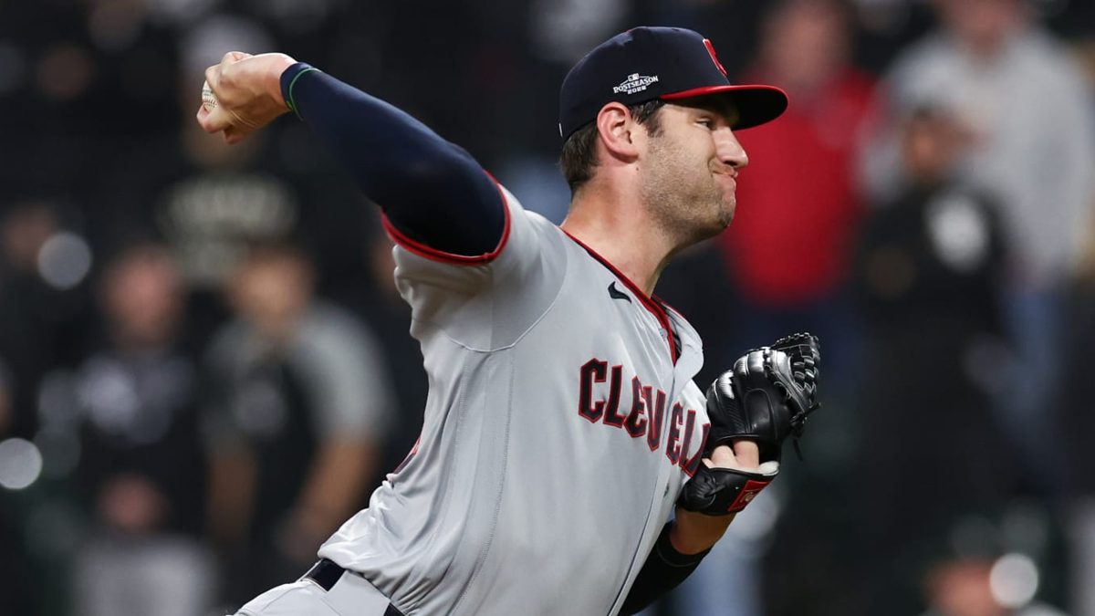 Gavin Williams de los Guardians de Cleveland corriendo desde el bullpen al montículo en el Juego 4 de la ALDS