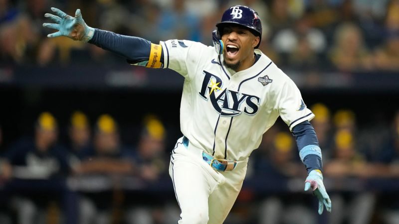 Junior Caminero de los Tampa Bay Rays celebra en las bases durante el Juego 4 de la Serie Mundial ante los Milwaukee Brewers