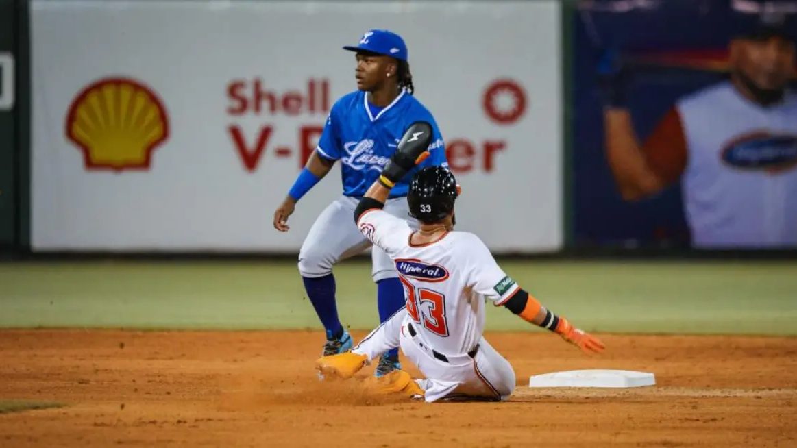 Estadio de béisbol dominicano con aficionados durante un juego de LIDOM en la temporada invernal