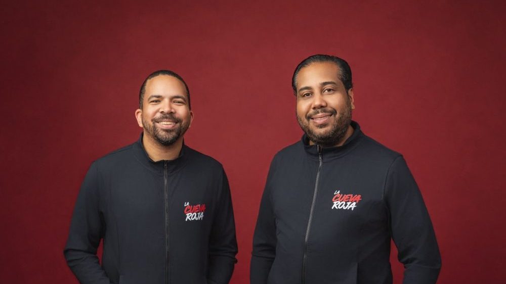 Equipo de transmisión de La Cueva Roja, el canal de YouTube de Abriendo Sports para los Leones del Escogido en LIDOM
