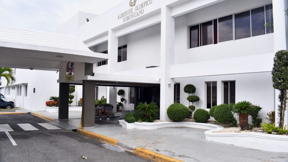 Trabajadores remozando instalaciones del Albergue Olímpico Dominicano para los IV Juegos Mundiales Deportivos Policiales 2026