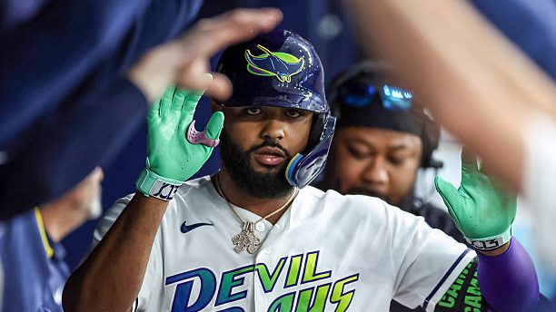 Junior Caminero, tercera base dominicano de los Rays de Tampa Bay, celebra jonrón walk off en Grandes Ligas
