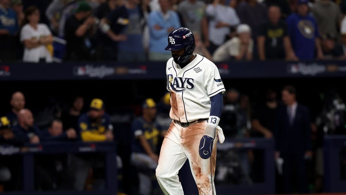 Junior Caminero regresa cojeando al dugout de los Rays tras su jugada clave en el inning 12 del Juego 4 de la Serie Mundial