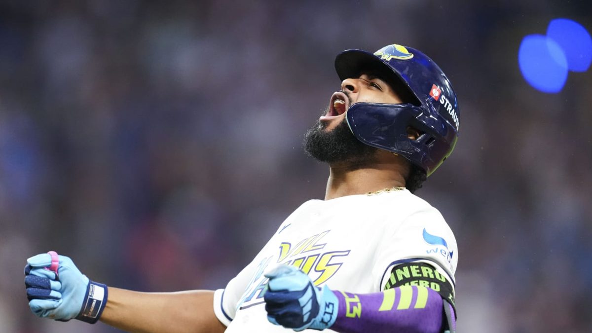 Junior Caminero celebra su jonrón en el Tropicana Field durante el Juego 6 de la SCLA que clasificó a los Rays a la Serie Mundial