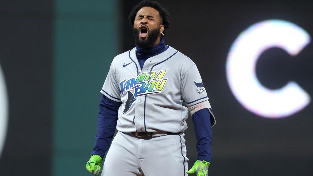 Junior Caminero celebra en segunda base tras su doble productor en el Juego 4 de la SCLA 2026 en Progressive Field