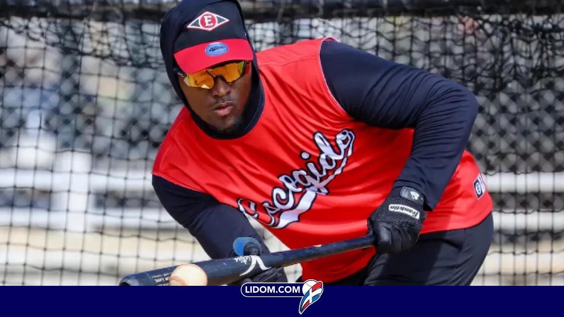 Junior Lake en entrenamiento con los Leones del Escogido en Boca Chica, octubre 2026