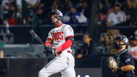 Junior Lake celebra su jonrón decisivo en el noveno inning del Juego 5 de la Serie del Rey 2026 entre Toros de Tijuana y Olmecas de Tabasco
