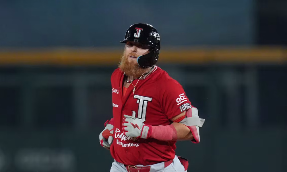 Justin Turner con el uniforme de los Toros de Tijuana celebrando el título de la Liga Mexicana de Beisbol 2026