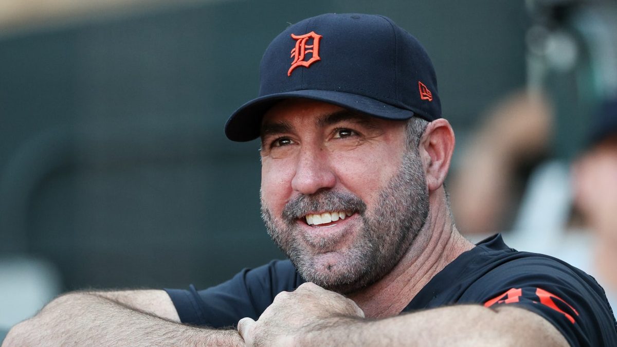 Justin Verlander lanzando desde el montículo durante su juego simulado en Rate Field, Chicago