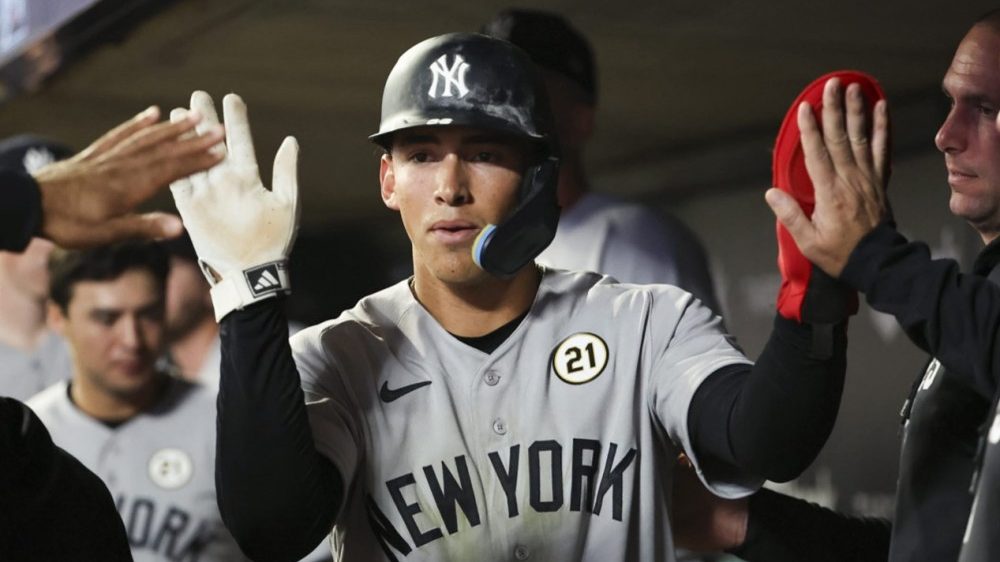 Spencer Jones y los jóvenes Yankees en el dugout durante un partido de la temporada 2026