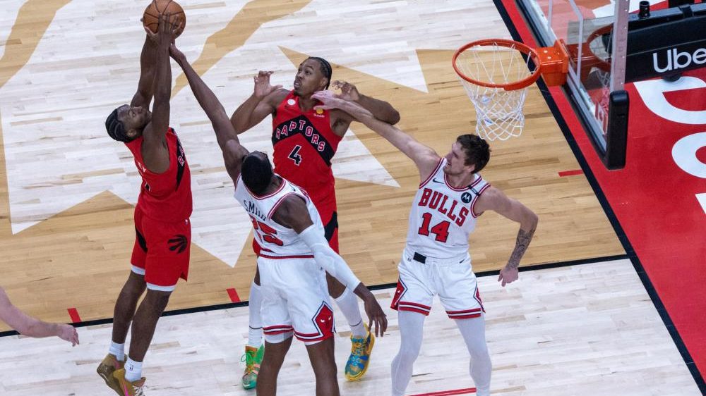 Kawhi Leonard vistiendo la camiseta de los Toronto Raptors frente a los Chicago Bulls en el Scotiabank Arena