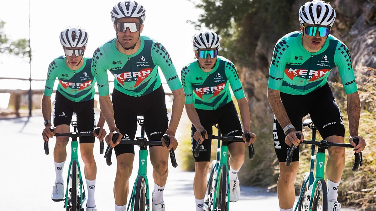 Ciclistas del equipo Kern Pharma rodando en pelotón durante una etapa de competición